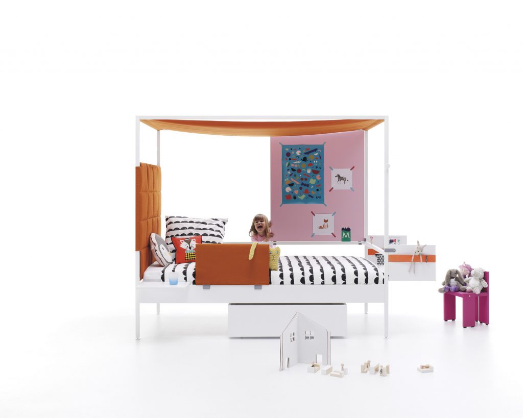 Una original y moderna estructura de cama capaz de construir un espacio diferente, íntimo y acogedor.