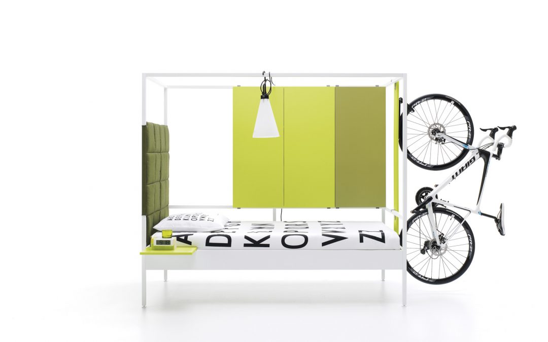Cama de diseño con dosel, contenedores y soporte bicicleta