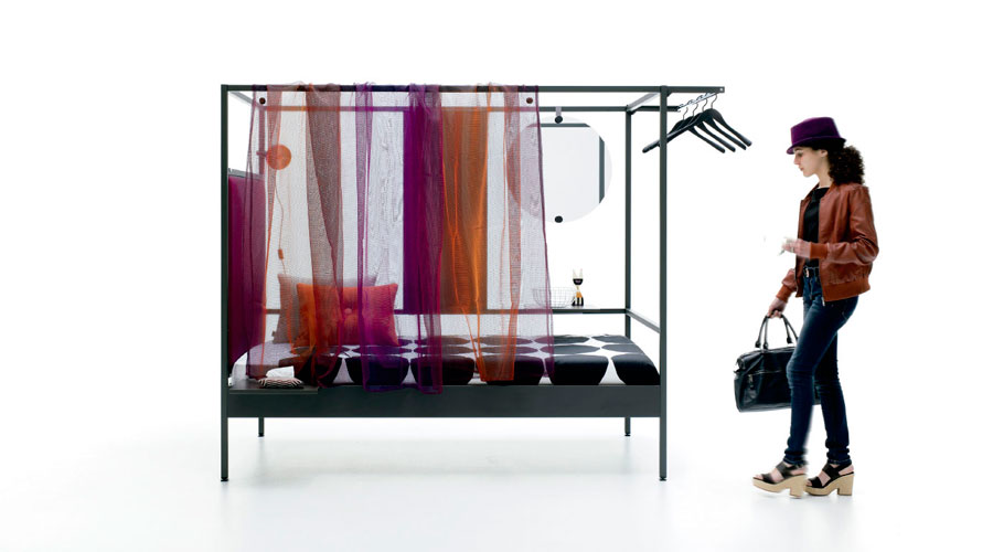 Cama con dosel metálico con cortinas Cama con dosel metálico con cortinas